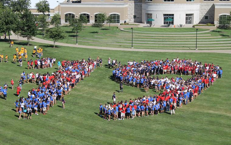 The class of 2019 forms the the number 19 on The Quad Friday after Eagle Convocation. Photo by Hannah Spurgeon/The Shield