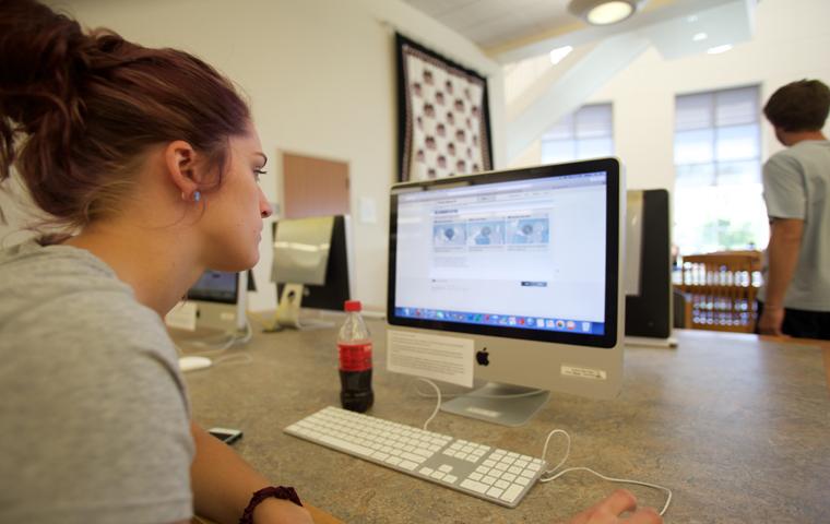 Junior psychology major Stephanie Perry logs onto a computer at Rice Library Monday. Photo by Alyssa Smith/The Shield